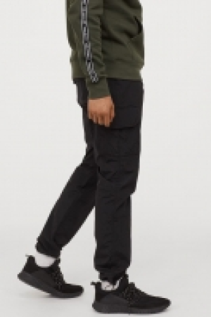 Pantalón cargo de nailon 9.99 €