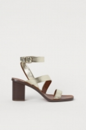 Sandalias brillantes 17.99 €