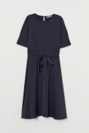 Vestido con cinturón de anudar 12.99 €