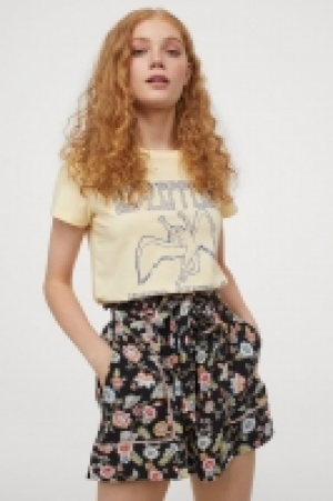 Pantalón corto con cinturón 15.99 €