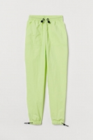 Pantalón de nailon 10.99 €