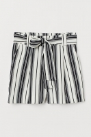 Pantalón corto con cinturón 14.99 €