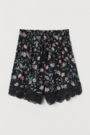 Pantalón corto con encaje 8.99 €