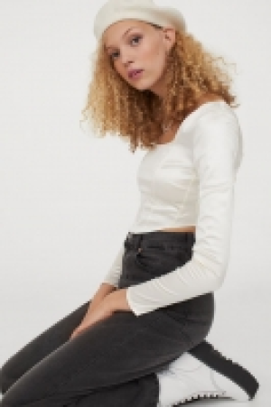 Top cropped de manga larga 6.99 €