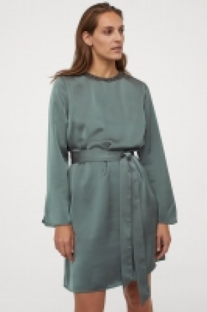 Vestido de satén con strass 17.99 €