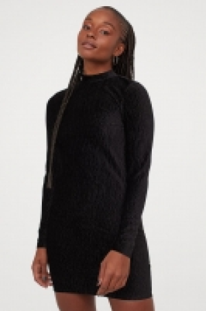 Vestido entallado en velour 7.99 €