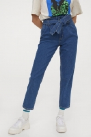 HM  Pantalón denim con cinturón