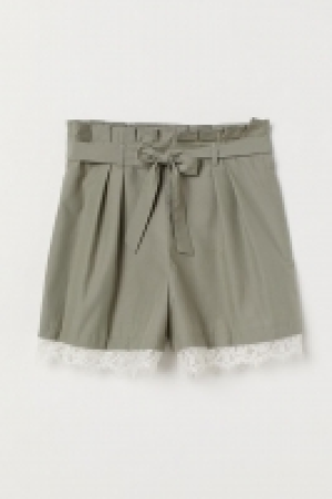 Pantalón corto con cinturón 17.99 €