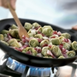 Salteado de alcachofa baby con bacon y cebolla 2.99 €