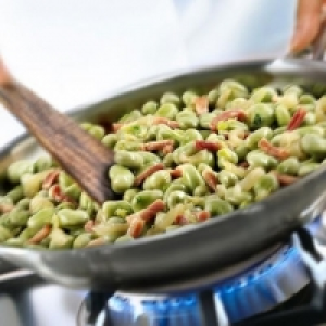 Salteado de habitas con bacon 2.99 €