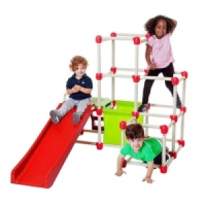 Parque de juegos infantil con escalada y tobogán
