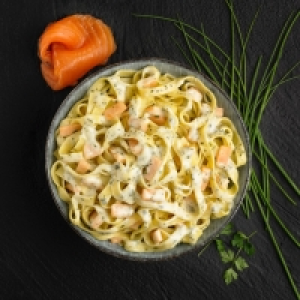 Tallarines a las finas hierbas con salmon 2.99 €