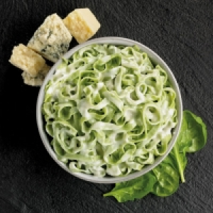 Fettuccini de espinacas con salsa de quesos 2.39 €