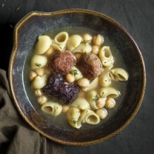 LaSirena  Sopa de navidad con albóndigas y butifarra veganos Flax&Kale