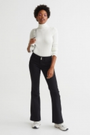 Pantalón acampanado de sarga 15.99 €