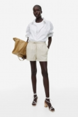 Pantalón corto en mezcla de lino 9.99 €