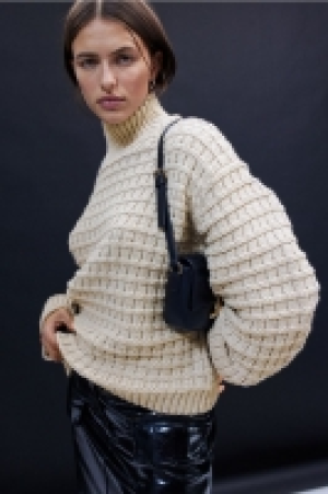 HM  Jersey oversize con cuello alto