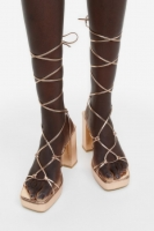 Sandalias de plataforma con tac&oacute;n cuadrado 17.99&nbsp;&euro;