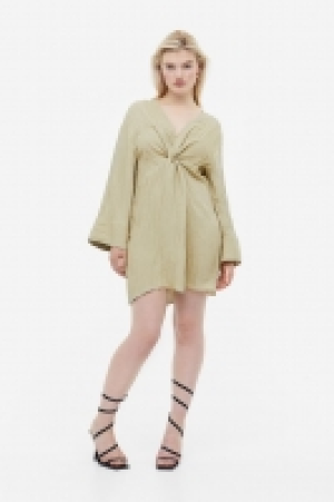 Vestido con textura y nudo decorativo 6.99 €