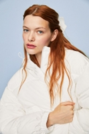 Chaqueta puffy con capucha 28.99 €