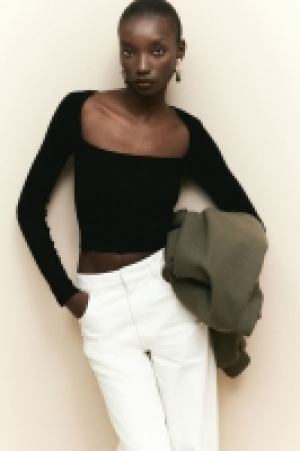 Top cropped con escote cuadrado 6.99 €
