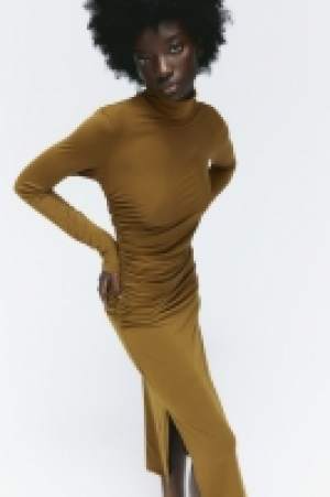 Vestido fruncido con cuello perkins 11.99 €