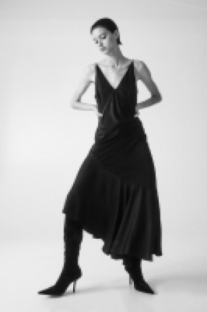 Vestido lencero con bajo asimétrico
