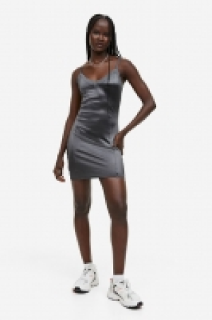 Lace-trimmed bodycon dress