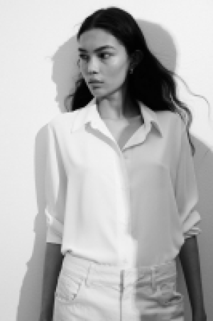 HM  Camisa con cuello de pico