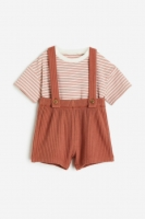 Conjunto de peto y camiseta