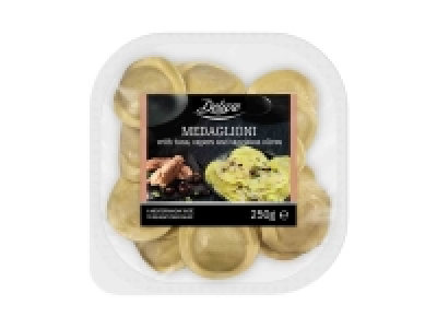 Medaglioni con atún, alcaparras y aceitunas