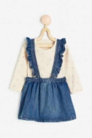 Conjunto de camiseta y falda