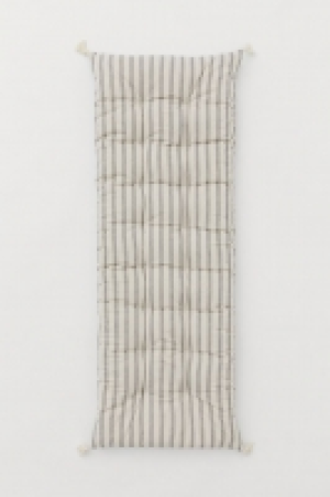 Cojín rectangular con borlas