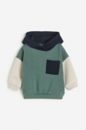 Sudadera en bloques de color con capucha